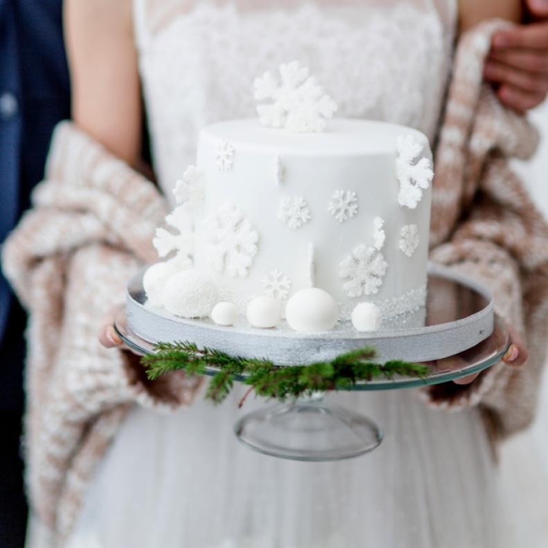  تصاميم كيكة زفاف أنيقة 2025 لكافة ثيمات الأعراس