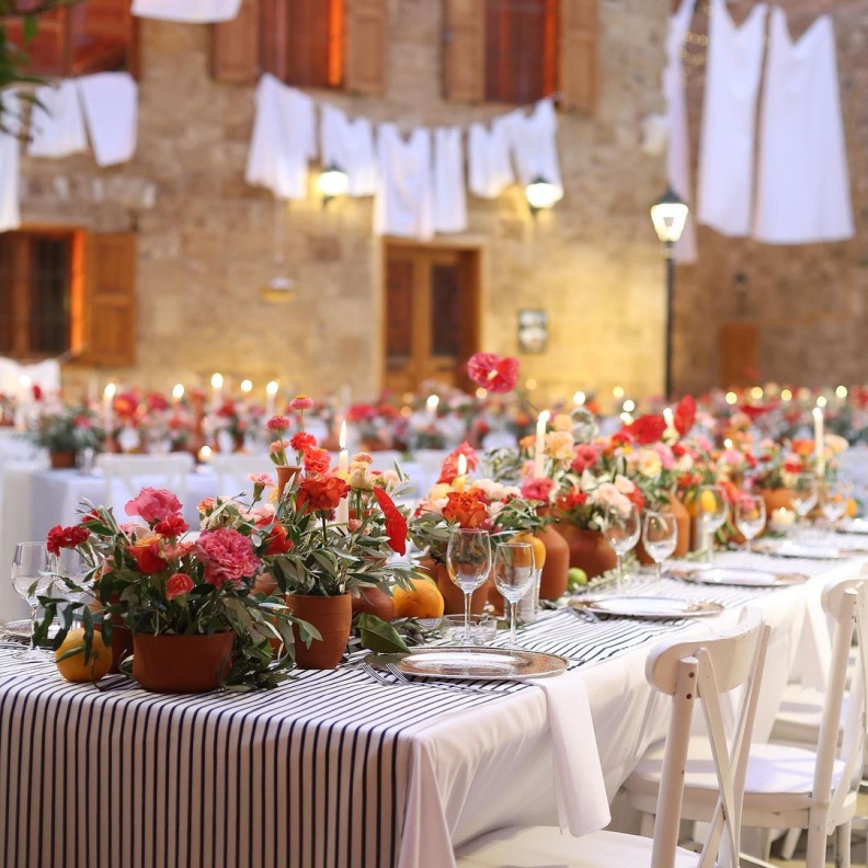 زينة الطاولات بالليمون مع الورود لحفل زفاف من تنظيم كريم كنعان_ الصورة @creationneuf