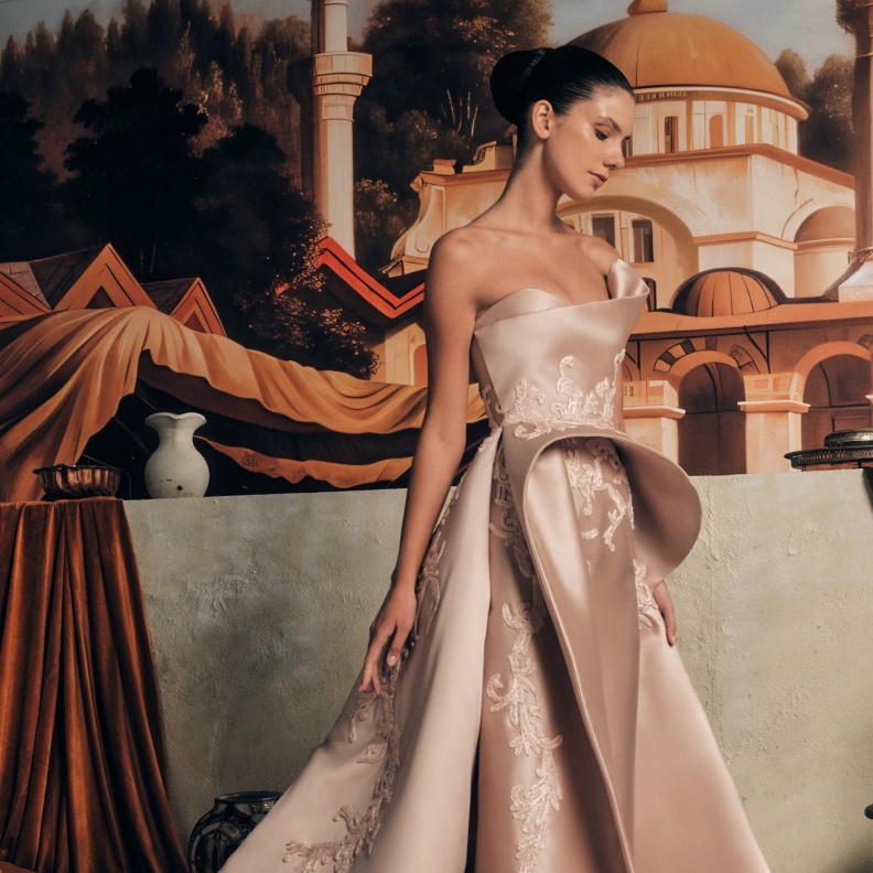 فستان واسع لإطلالة أميرية من رامي العلي