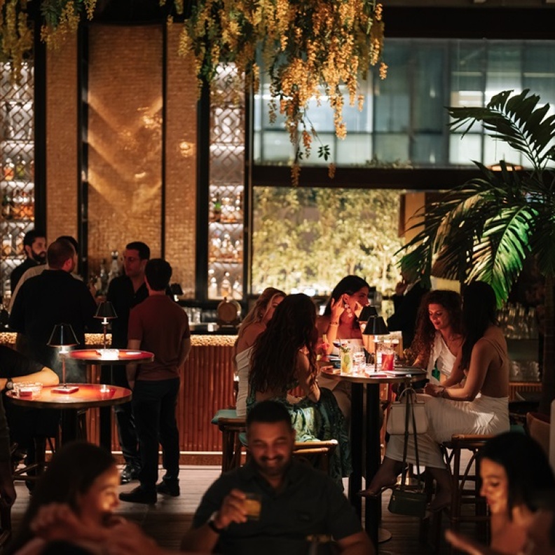 "شانغهاي مي دبي" وردهة "بوند" وجهة تناول الطعام والترفيه الأبرز في دبي