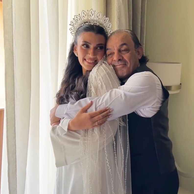 ابنة علاء مرسي خلال الاحتفال بزفافها