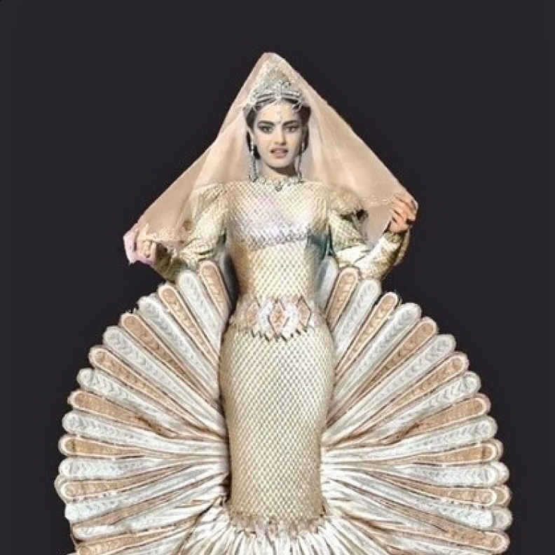  "هي" تحتفل بإبداعات المصممين السعوديين... "فستان الشمس" لعدنان أكبر يُبرز غنى التراث وعبدالله أكبر يكشف لنا كل التفاصيل