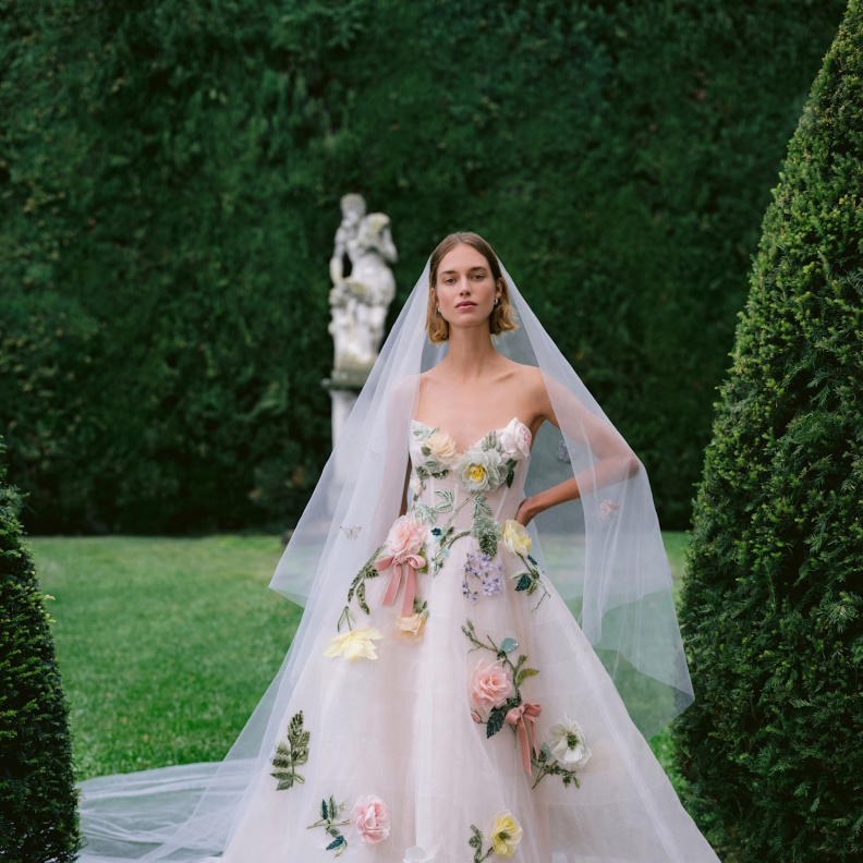 بتلات الأزهار في عروض مونيك لولييه