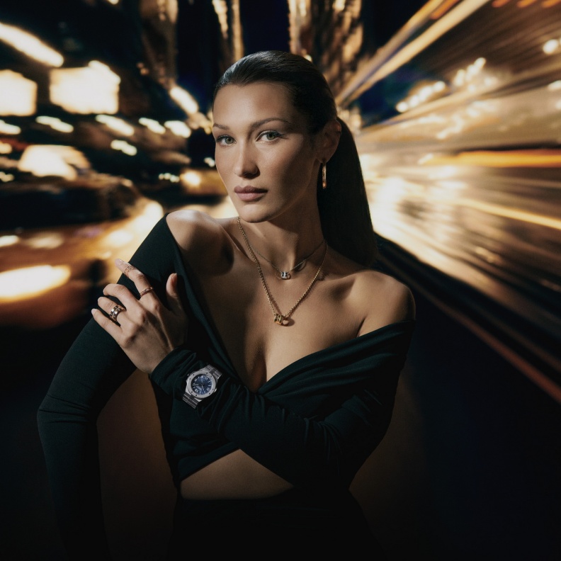 بيلا حديد خلال تصوير حملة حملة (Sculpted by Light)