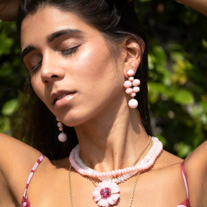 تألقي في شهر أكتوبر بمجوهرات اللون الوردي