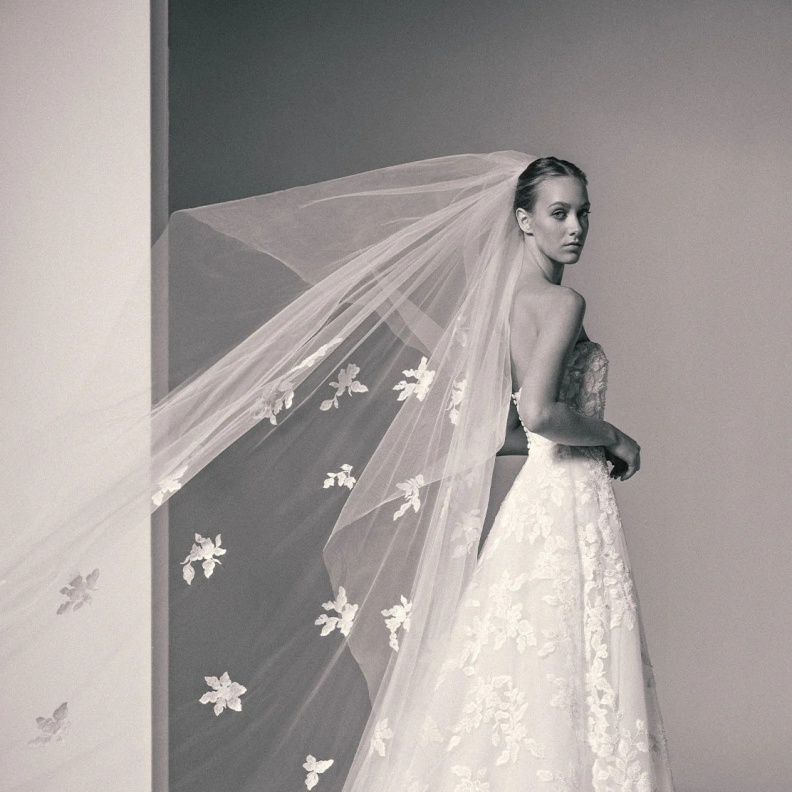 تطريزات ساحرة في فساتين زفف ايلي صعب للعام المقبل