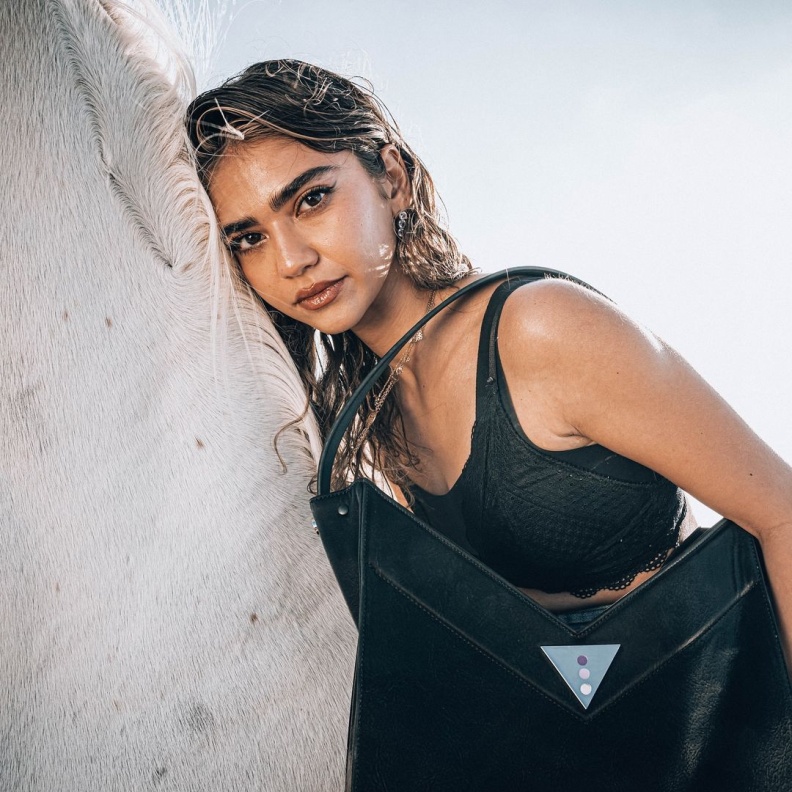 حقيبة وأقراط من تصميم العلامة من تصوير directedbymajd