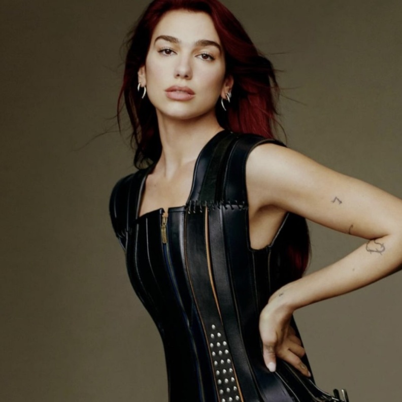 دار Rainbow K جمعنّ نجمات العالم بأقراط لافتة 