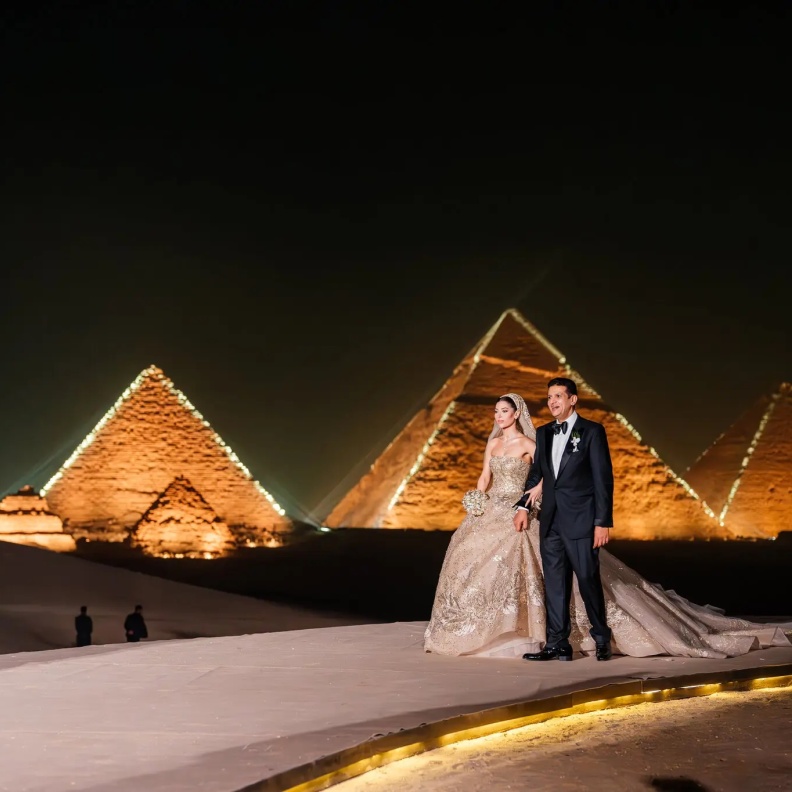 زفاف فخم إلى جانب اهرامات الجيزة