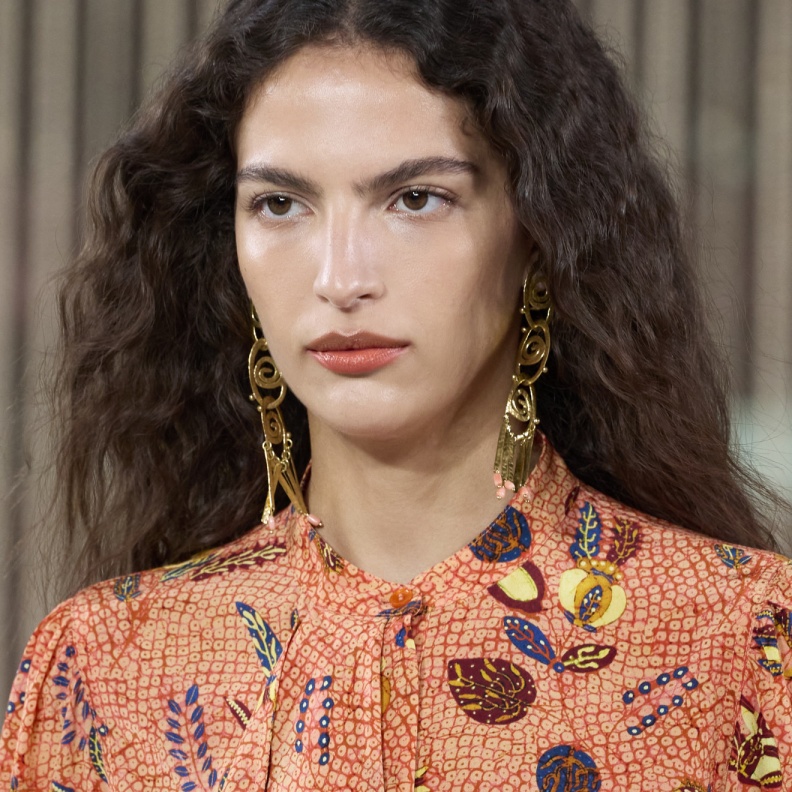 استفيدي مع الخبراء المختصين من فوائد زيت البخور لاستعادة نضا