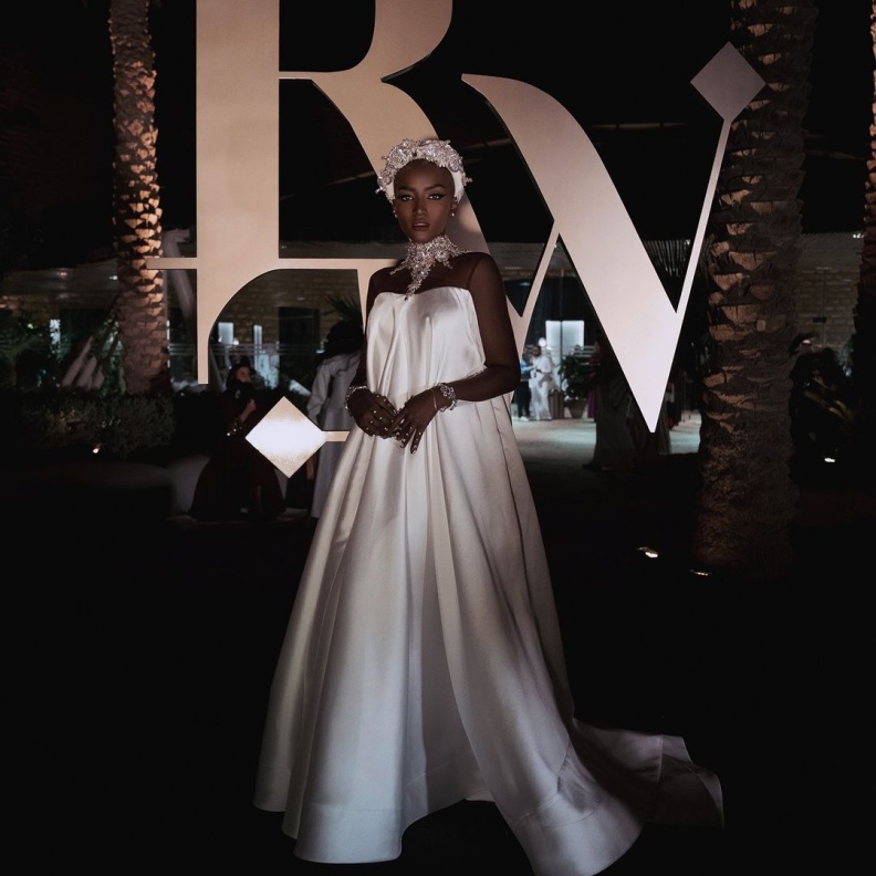 اجمل فساتين سهرة باللونين الأبيض والاسود بأسلوب النجمات في أسبوع الموضة بالرياض