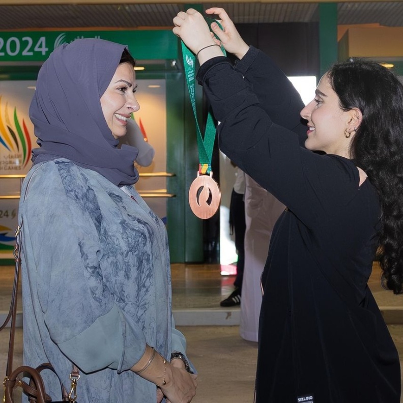 لاعبة كرة الطائرة نهى العمران تقلّد والدتها برونزية دورة الألعاب السعودية