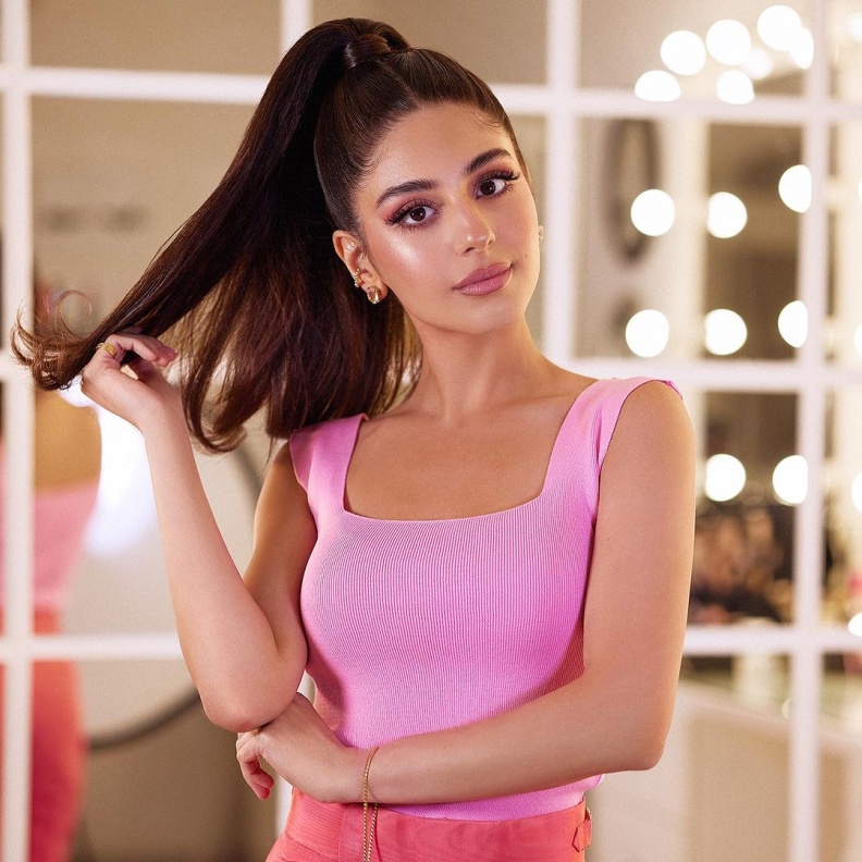 مايان السيد بإطلالات مجوهرات شبابية تجمع بين البساطة والأناقة