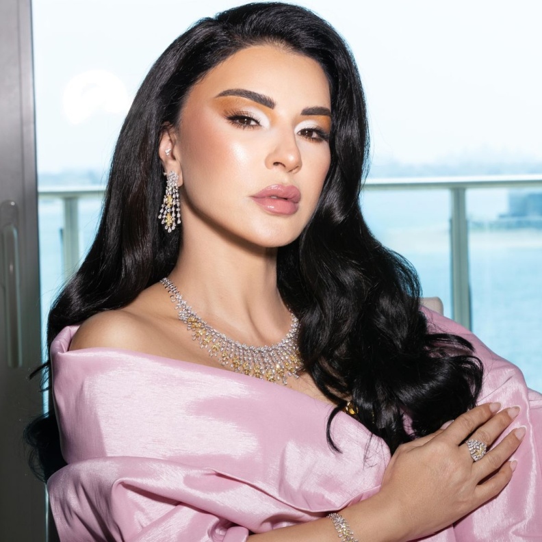 نجمات العالم بتُنسيقات مجوهرات تليق بإطلالتكِ باللون الوردي لإطلالة أنثوية لافتة ومُلهمة