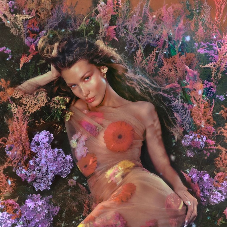 بيلا حديد سفيرة دار مجوهرات شوبارد Chopard 