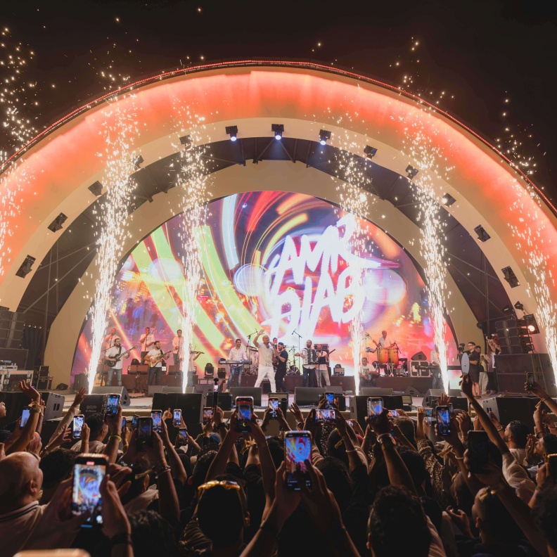 مهرجان سماء العُلا ينطلق بأجواء حماسية وعمرو دياب يتألق في ليلة استثنائية تحت نجوم العُلا