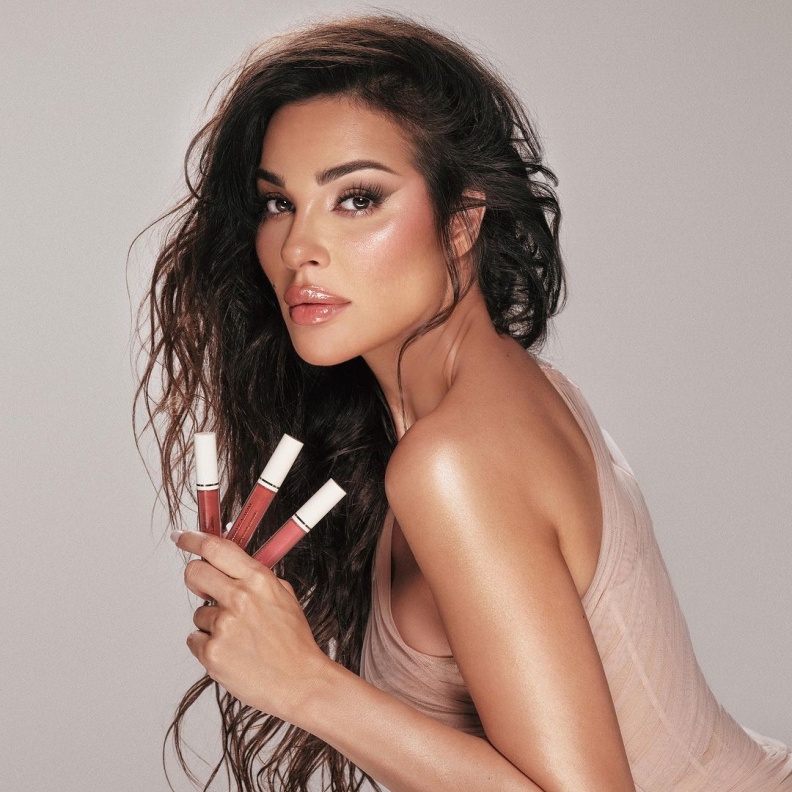 إختاري ملمع شفاه مع مرطب Lip Glow Gloss من علامة NADINE NJEIM BEAUTY