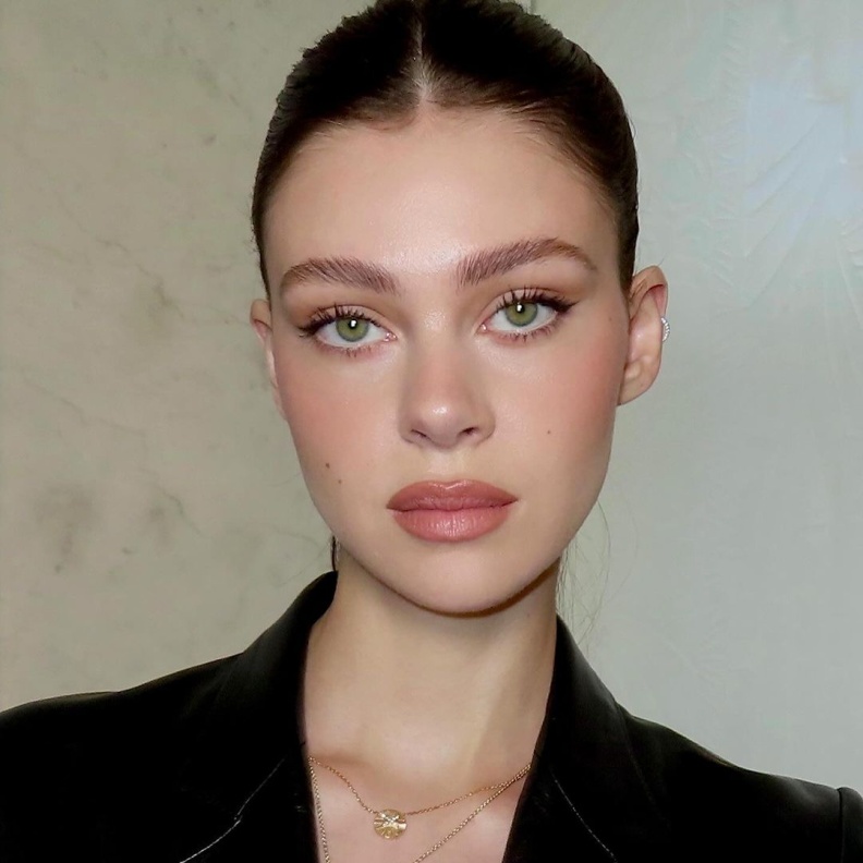 النجمة Nicola Anne Peltz Beckham- صورة من انستغرام خبير التجميل valeriaferreiramakeup