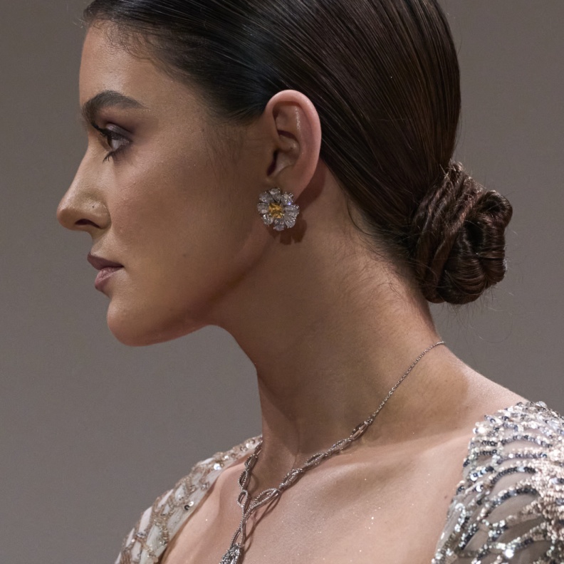 تسريحات شعر الكعكة المنخفضة والملمومة  من دار Michael Cinco