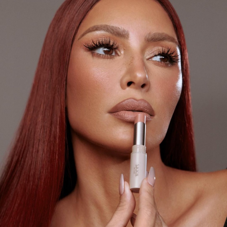 كيم كارداشيان تعيد صيحة أحمر الشفاه الترابي الى الواجهة