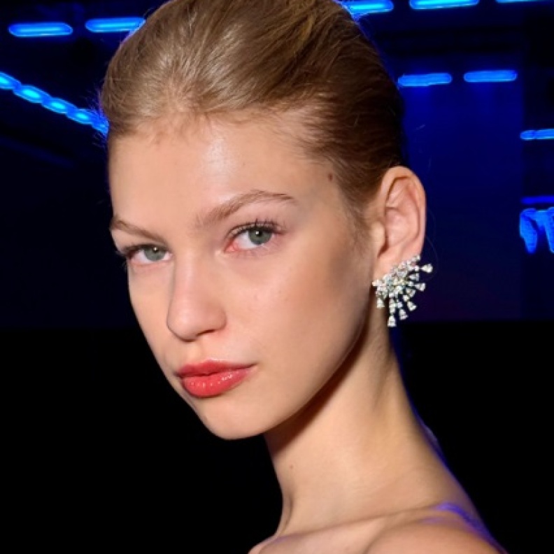 مكياج مشرق في عرض WAAD ALOQAILI ضمن أسبوع الموضة في الرياض