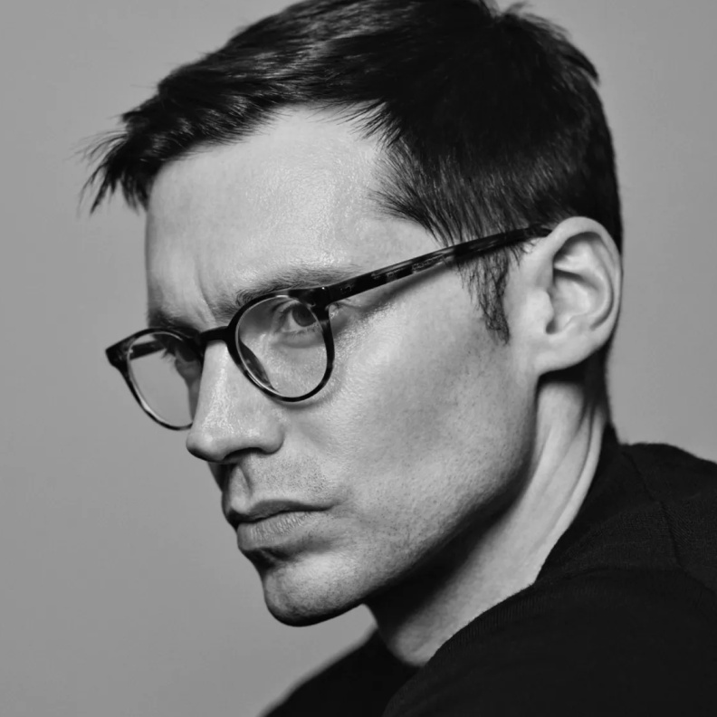 Erdem Moralioglu في حديث خاص لـ"هي": أردت الغوص في الانقسام الثنائي بين المرأة على المسرح وضعفها عندما لم يعد أمامها جمهور