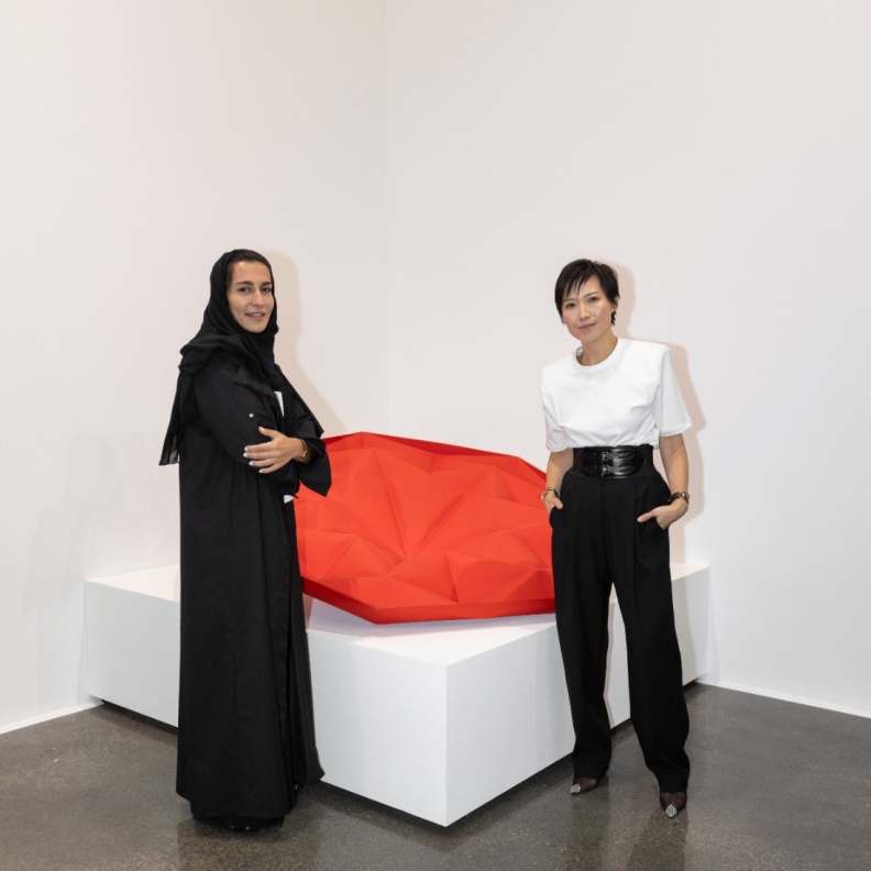 Jimmy Choo تُكلّف الفنانة الإماراتية "شيخة المزروع" بابتكار عمل فني احتفالاً بالحوار الثقافي