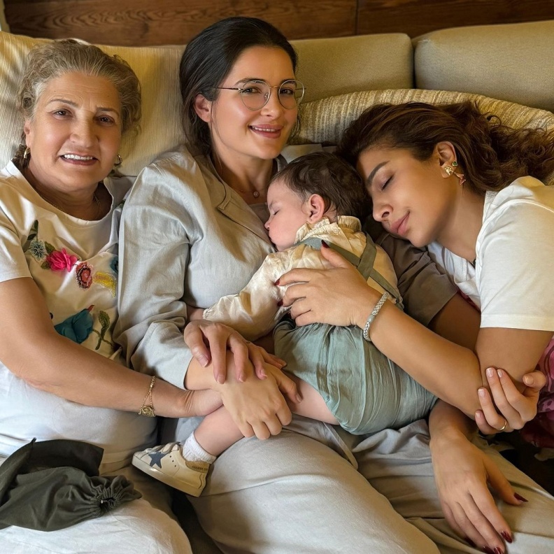 أصالة ووالدتها وابنتها وحفيدتها في أحدث ظهور