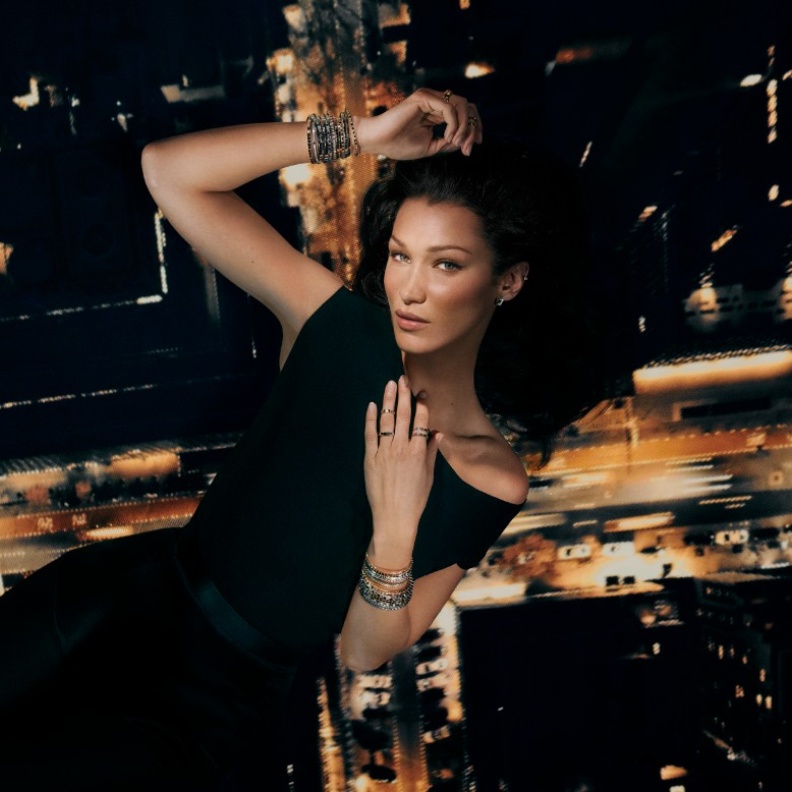 تحتفي دار شوبارد في حملتها الجديدة بجماليات النقاء والحداثة التي تتجلى في مجوهرات مجموعة (Ice Cube). قامت المخرجة ومصوّرة الموضة البريطانية، شارلوت ويلز، بالتقاط صور الحملة، حيث أبدعت في تصوير التناغم بين جمال بيلا حديد وتألق مجوهرات (Ice Cube) كما تظهر الصور تلاعباً مميزاً بالضوء، يبرز التصميم الهندسي المثالي للمجوهرات، ليعكس جوهر إبداعات المجموعة. الضوء والظل كانا محوراً لحملة "Sculpted by Light".  في الحملة، تزينت بيلا حديد بمجوهرات (Ice Cube) البراقة، وسط مشهد حضري تجريدي يتناغم مع سماء الليل الممتدة بل