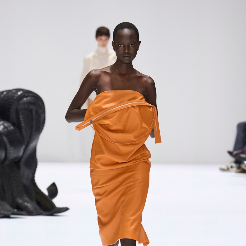 اللون البرتقالي موضة خريف وشتاء 2025 Acne