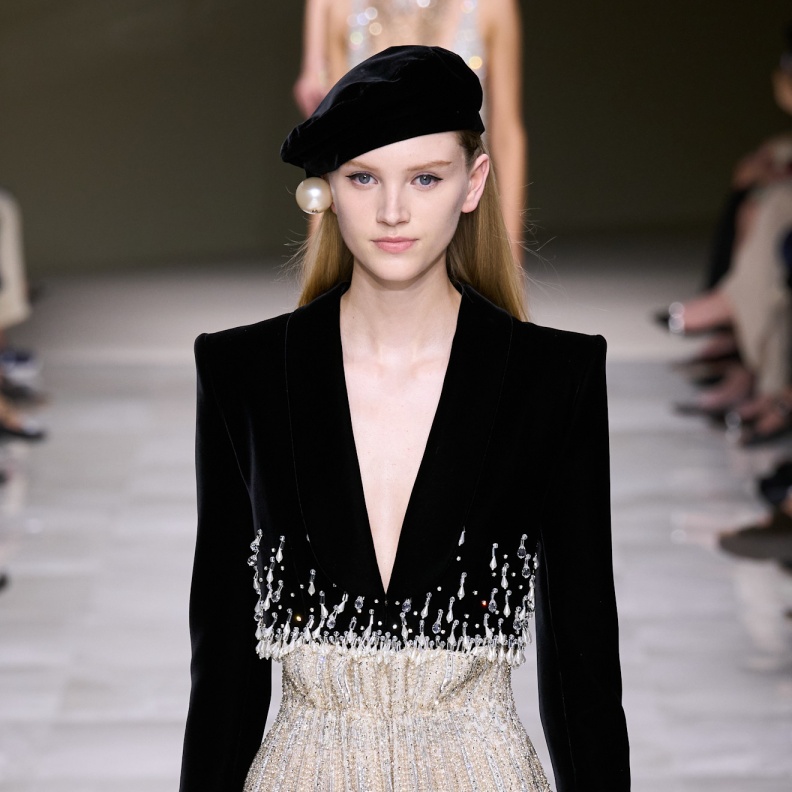 قبعات البيريه موضة تغيّر ستايلك بالكامل