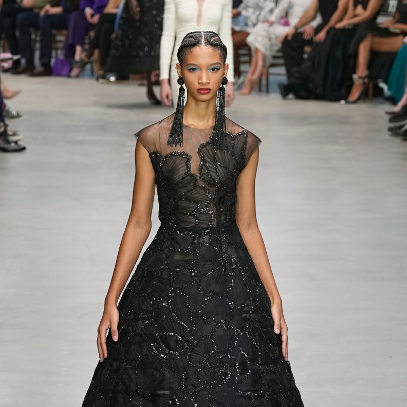 فستان سهرة أسود من Carolina Herrera 