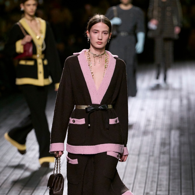 اللون البني مع الزهري من Chanel 