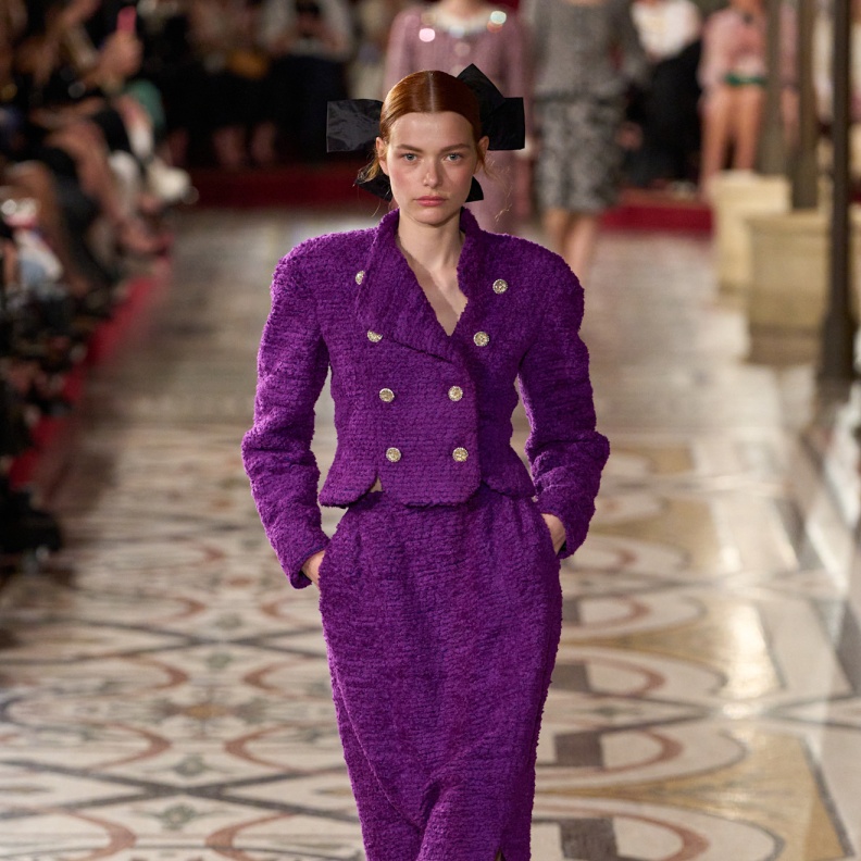 اللون البنفسجي الداكن بأسلوب لم يسبق له مثيل في الخريف