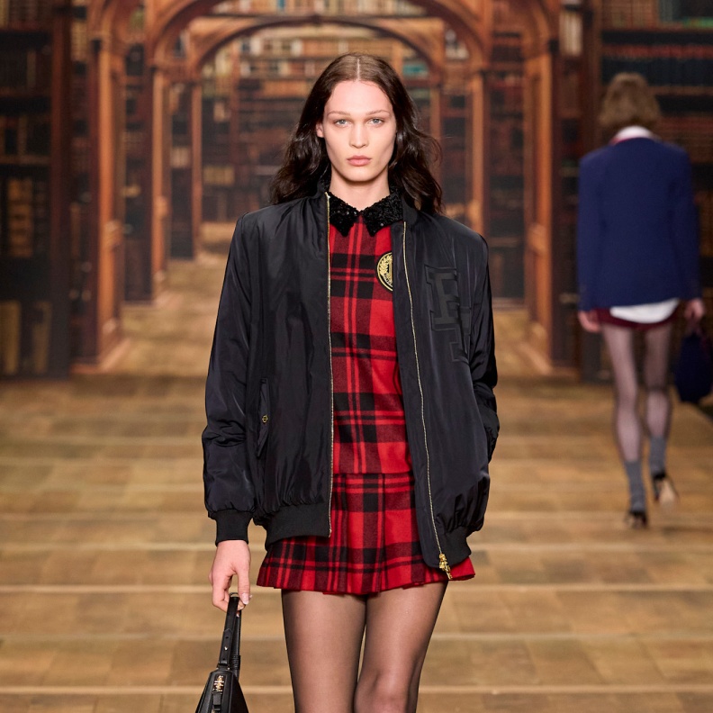 الأناقة اليومية ترتبط بموضة الكارو الأحمر