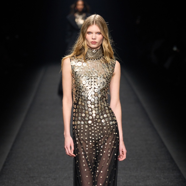 من الفراعنة إلى حقبة البانك وصولاً لخريف 2024.. التفاصيل المعدنية على الملابس اضافة جذابة وعصرية