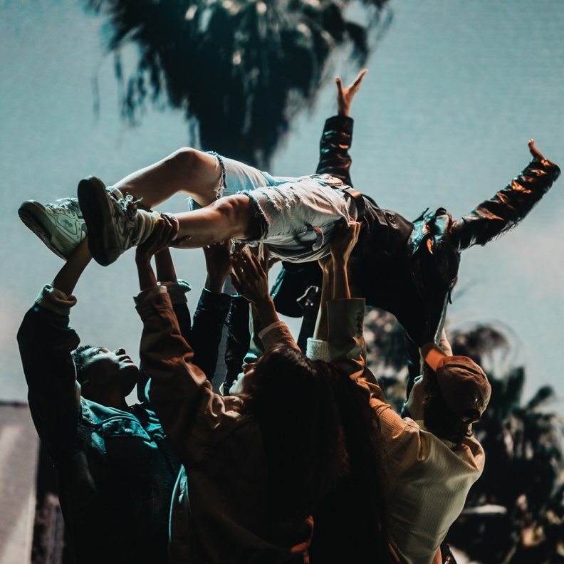 Golden Goose  تحتفل بباريس بعرض "We Will Always Be Those Kids"