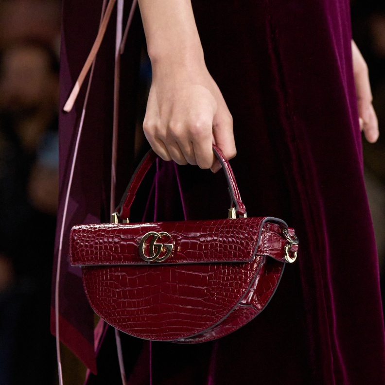 حقائب متجددة باللون البرغندي في الخريف