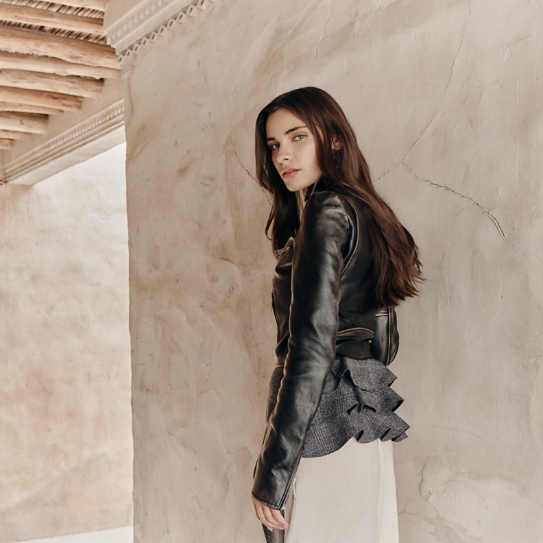 جلسة تصويرية خاصة بدار Prada بعنوان Poetic Contradiction