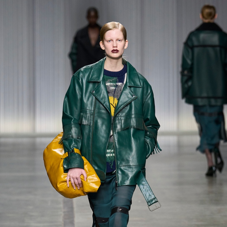 جاكيتات الجلد الزيتية تسيطر على إطلالات خريف 2024