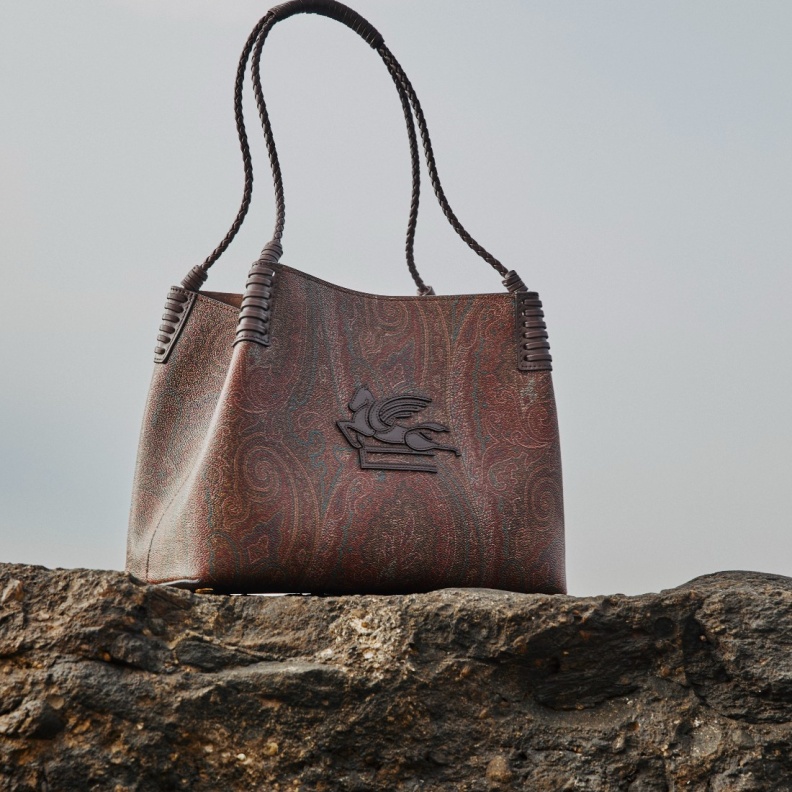 حقيبة "Libra" من علامة Etro... تجمع بين التصميم المعاصر وراحة الاستخدام اليومي