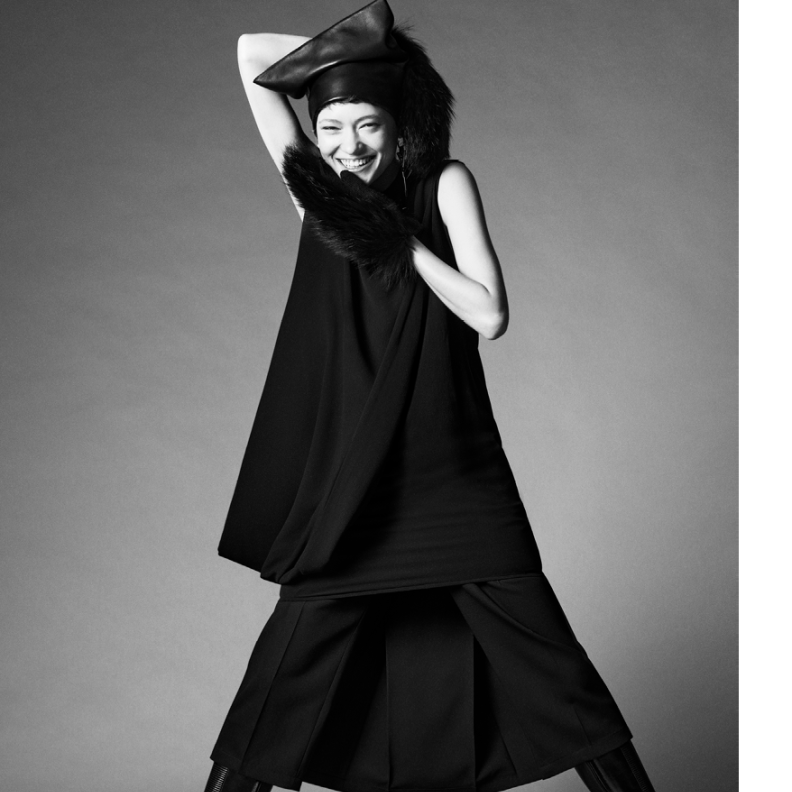 قبعة مربعة من الجلد، وقفازات من فرو الثعلب باللون الأسود  فستان قصير وسروال برمودا  حذاء "برلين" Berlin عالي الكعب باللون الأسود  جميعها من دار "لويس فويتون" Louis Vuitton