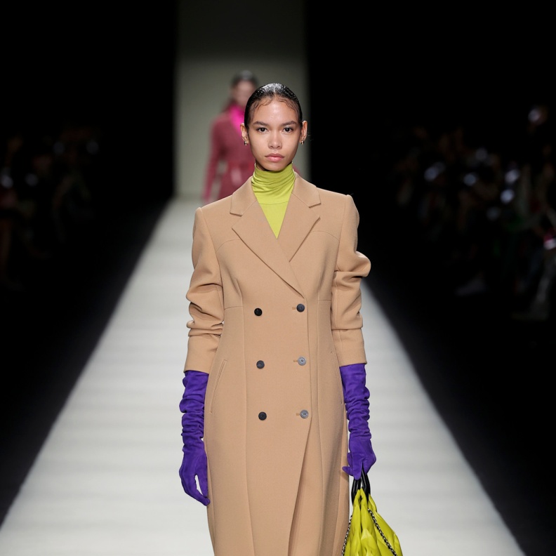 موديلات معاطف بدرجات البيج لشتاء 2025 حيث الكلاسيكية تلتقي بالدفء