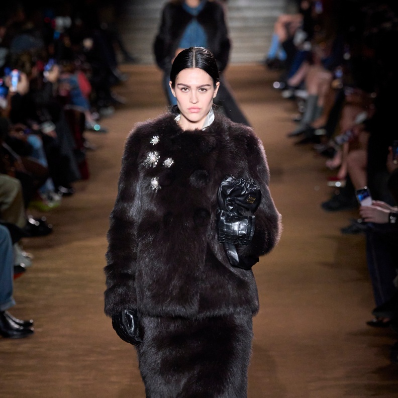 تصميم تنورة فرو من Miu Miu