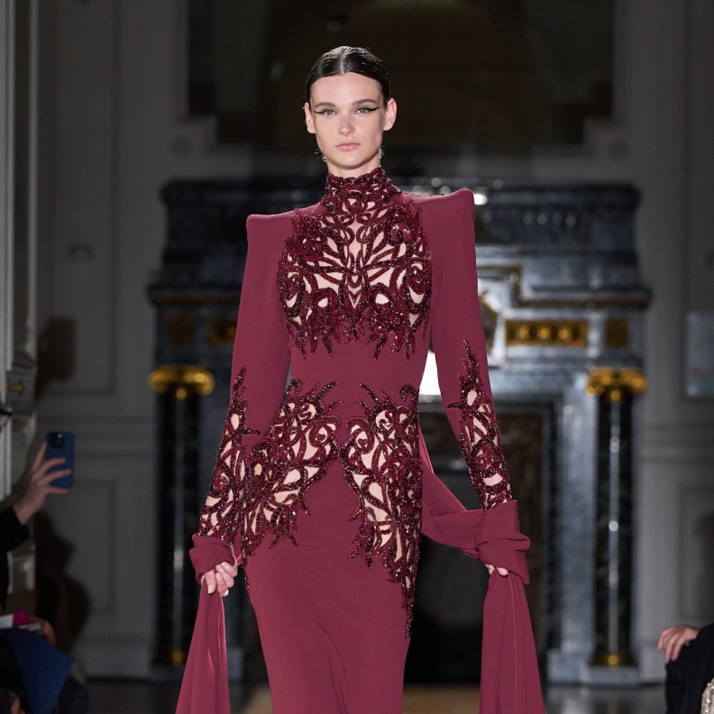 موضة الفساتين بتفاصيل الأكمام الطويلة تفرض حضورها في سهرات خريف 2024