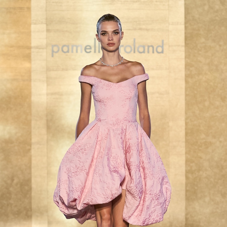 موضة الفساتين القصيرة مع اللون الوردي عنوان للأناقة والرقي في شهر أكتوبر