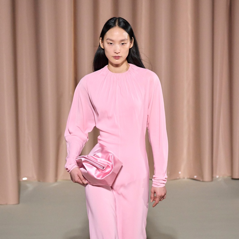 إطلالة باللون الزهري من Philosophy