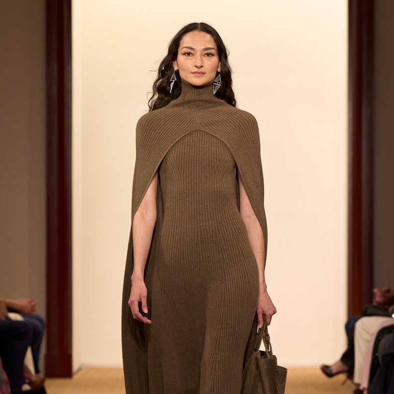 الدفء من دون التضحية بالأنوثة … معادلة الشتاء المثالية حققتها فساتين الصوف 