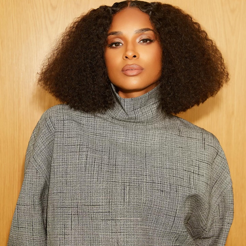 النجمة سيارا 