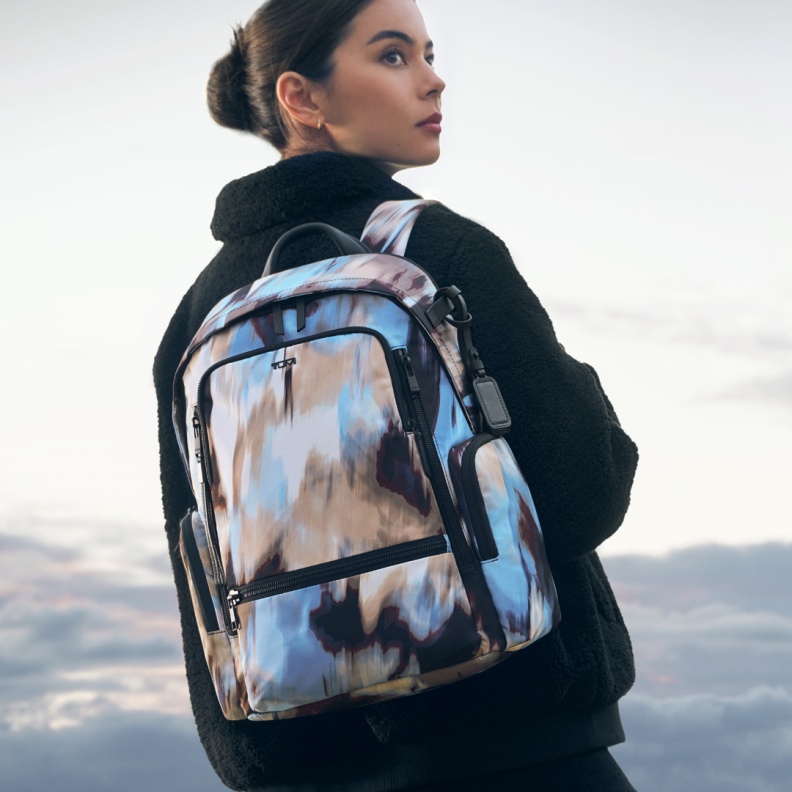 تمزج TUMI بين التّصميم المبتكَر والتّقنيّة المتطوّرة في مجموعاتها لخريف 2024